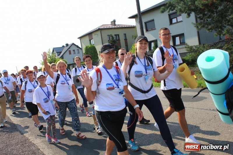 Zdjęcie w galerii na portalu naszraciborz.pl: 228 pielgrzymów wyruszyło dziś w drogę z Lubomi na Jasną Górę wiadomości z regionu