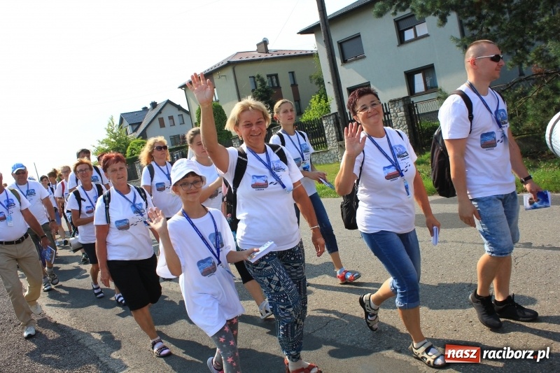 Zdjęcie w galerii na portalu naszraciborz.pl: 228 pielgrzymów wyruszyło dziś w drogę z Lubomi na Jasną Górę wiadomości z regionu