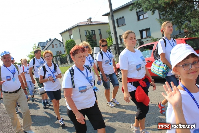 Zdjęcie w galerii na portalu naszraciborz.pl: 228 pielgrzymów wyruszyło dziś w drogę z Lubomi na Jasną Górę wiadomości z regionu