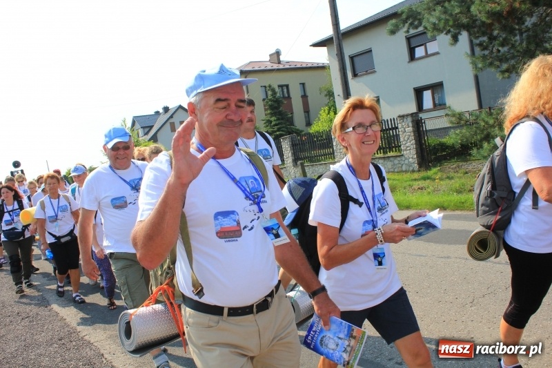 Zdjęcie w galerii na portalu naszraciborz.pl: 228 pielgrzymów wyruszyło dziś w drogę z Lubomi na Jasną Górę wiadomości z regionu