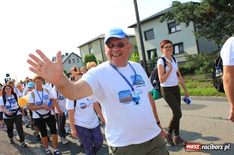 Zdjęcie w galerii na portalu naszraciborz.pl: 228 pielgrzymów wyruszyło dziś w drogę z Lubomi na Jasną Górę wiadomości z regionu