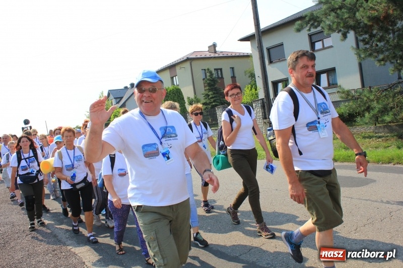 Zdjęcie w galerii na portalu naszraciborz.pl: 228 pielgrzymów wyruszyło dziś w drogę z Lubomi na Jasną Górę wiadomości z regionu