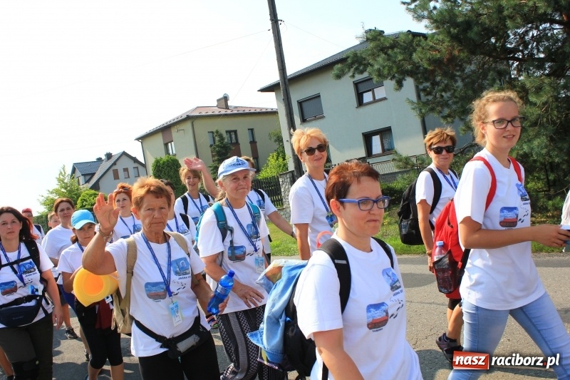 Zdjęcie w galerii na portalu naszraciborz.pl: 228 pielgrzymów wyruszyło dziś w drogę z Lubomi na Jasną Górę wiadomości z regionu