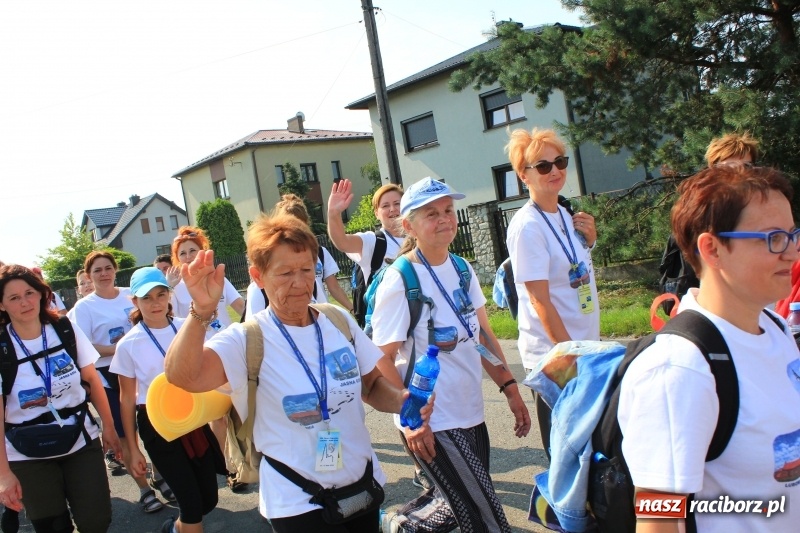 Zdjęcie w galerii na portalu naszraciborz.pl: 228 pielgrzymów wyruszyło dziś w drogę z Lubomi na Jasną Górę wiadomości z regionu