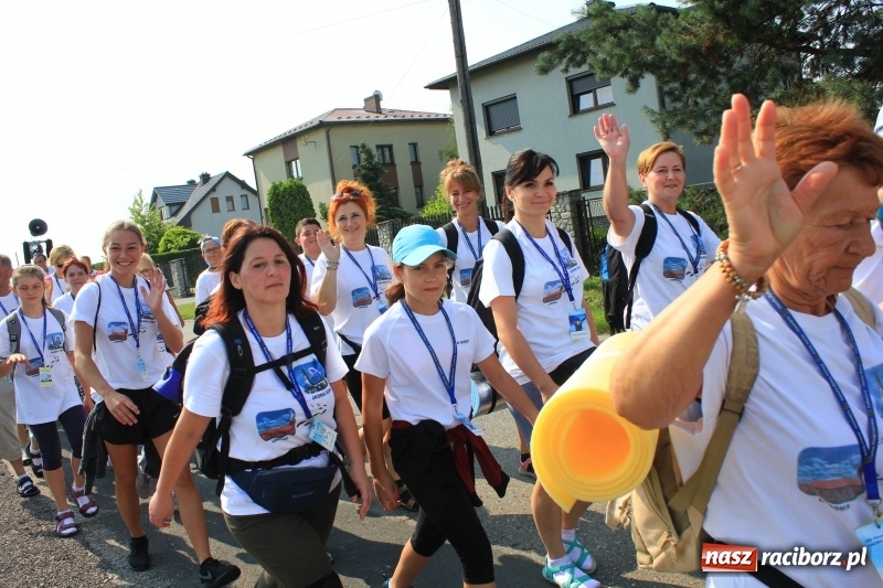 Zdjęcie w galerii na portalu naszraciborz.pl: 228 pielgrzymów wyruszyło dziś w drogę z Lubomi na Jasną Górę wiadomości z regionu