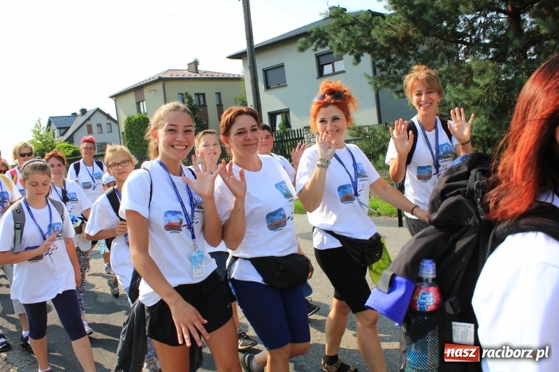 Zdjęcie w galerii na portalu naszraciborz.pl: 228 pielgrzymów wyruszyło dziś w drogę z Lubomi na Jasną Górę wiadomości z regionu