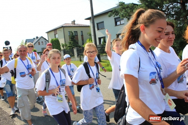 Zdjęcie w galerii na portalu naszraciborz.pl: 228 pielgrzymów wyruszyło dziś w drogę z Lubomi na Jasną Górę wiadomości z regionu