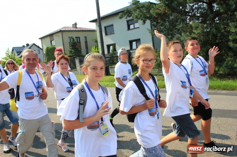Zdjęcie w galerii na portalu naszraciborz.pl: 228 pielgrzymów wyruszyło dziś w drogę z Lubomi na Jasną Górę wiadomości z regionu