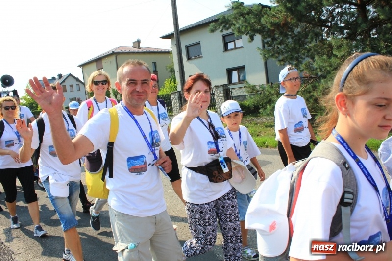Zdjęcie w galerii na portalu naszraciborz.pl: 228 pielgrzymów wyruszyło dziś w drogę z Lubomi na Jasną Górę wiadomości z regionu
