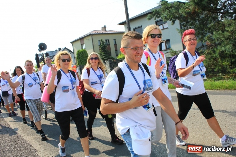 Zdjęcie w galerii na portalu naszraciborz.pl: 228 pielgrzymów wyruszyło dziś w drogę z Lubomi na Jasną Górę wiadomości z regionu