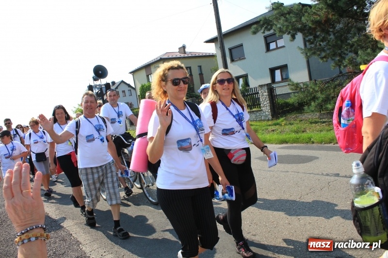 Zdjęcie w galerii na portalu naszraciborz.pl: 228 pielgrzymów wyruszyło dziś w drogę z Lubomi na Jasną Górę wiadomości z regionu
