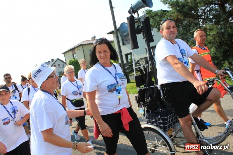 Zdjęcie w galerii na portalu naszraciborz.pl: 228 pielgrzymów wyruszyło dziś w drogę z Lubomi na Jasną Górę wiadomości z regionu