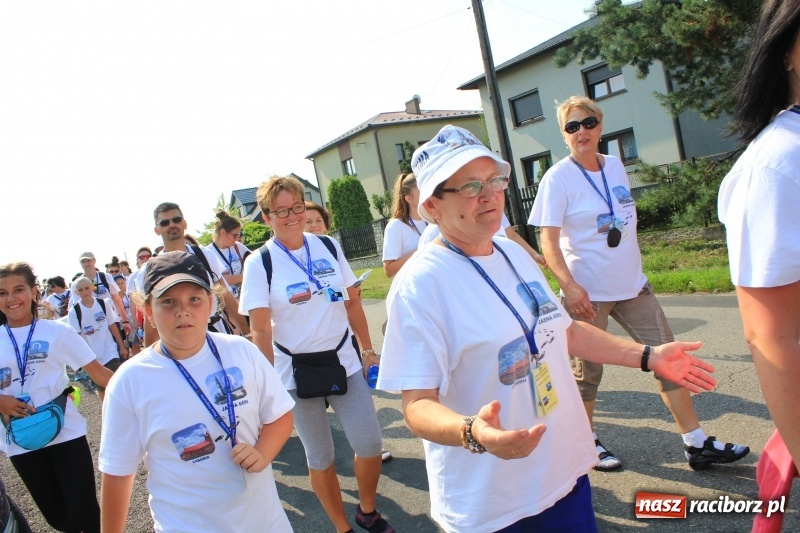 Zdjęcie w galerii na portalu naszraciborz.pl: 228 pielgrzymów wyruszyło dziś w drogę z Lubomi na Jasną Górę wiadomości z regionu