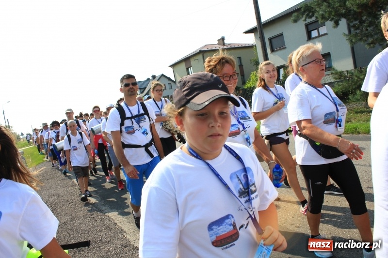 Zdjęcie w galerii na portalu naszraciborz.pl: 228 pielgrzymów wyruszyło dziś w drogę z Lubomi na Jasną Górę wiadomości z regionu