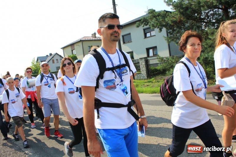 Zdjęcie w galerii na portalu naszraciborz.pl: 228 pielgrzymów wyruszyło dziś w drogę z Lubomi na Jasną Górę wiadomości z regionu