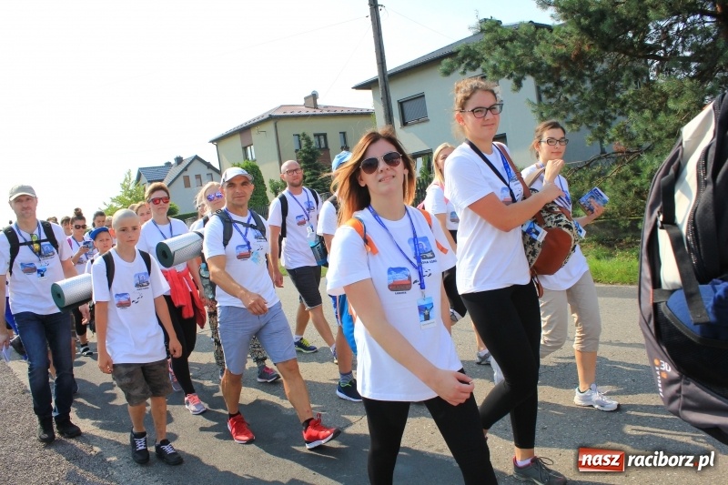 Zdjęcie w galerii na portalu naszraciborz.pl: 228 pielgrzymów wyruszyło dziś w drogę z Lubomi na Jasną Górę wiadomości z regionu