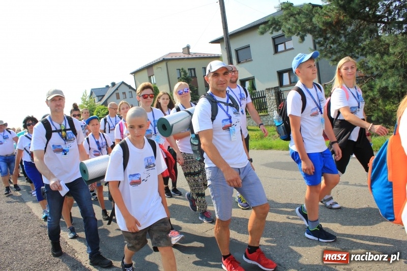 Zdjęcie w galerii na portalu naszraciborz.pl: 228 pielgrzymów wyruszyło dziś w drogę z Lubomi na Jasną Górę wiadomości z regionu