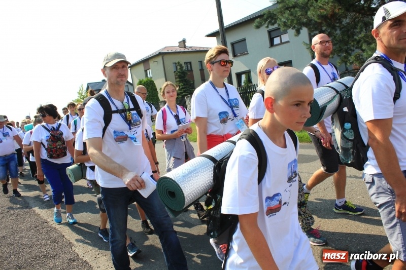 Zdjęcie w galerii na portalu naszraciborz.pl: 228 pielgrzymów wyruszyło dziś w drogę z Lubomi na Jasną Górę wiadomości z regionu