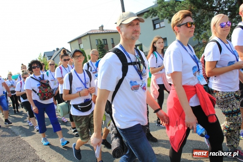 Zdjęcie w galerii na portalu naszraciborz.pl: 228 pielgrzymów wyruszyło dziś w drogę z Lubomi na Jasną Górę wiadomości z regionu