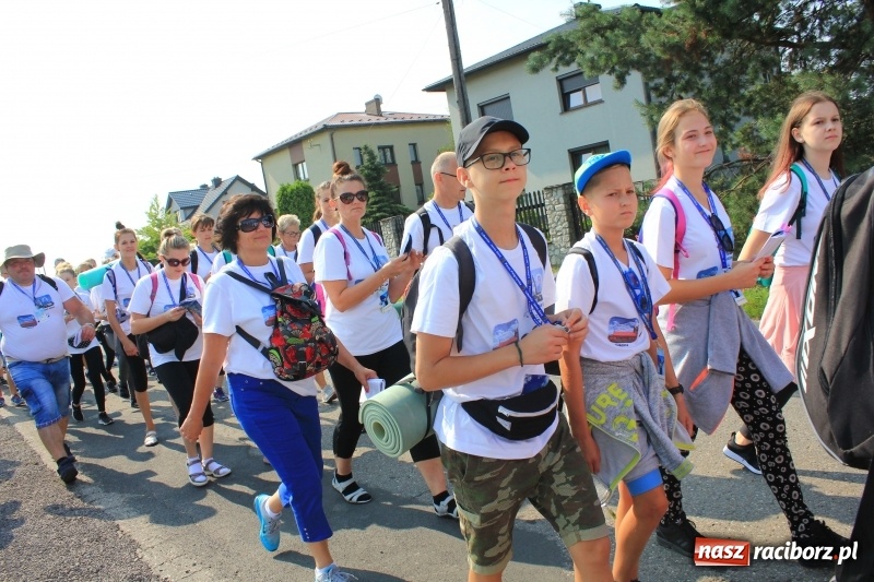 Zdjęcie w galerii na portalu naszraciborz.pl: 228 pielgrzymów wyruszyło dziś w drogę z Lubomi na Jasną Górę wiadomości z regionu