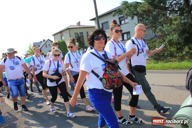 Zdjęcie w galerii na portalu naszraciborz.pl: 228 pielgrzymów wyruszyło dziś w drogę z Lubomi na Jasną Górę wiadomości z regionu