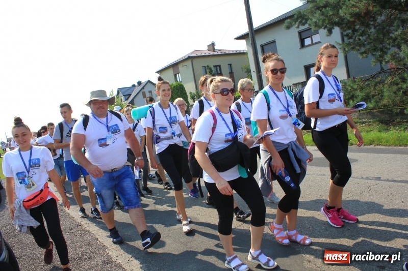 Zdjęcie w galerii na portalu naszraciborz.pl: 228 pielgrzymów wyruszyło dziś w drogę z Lubomi na Jasną Górę wiadomości z regionu
