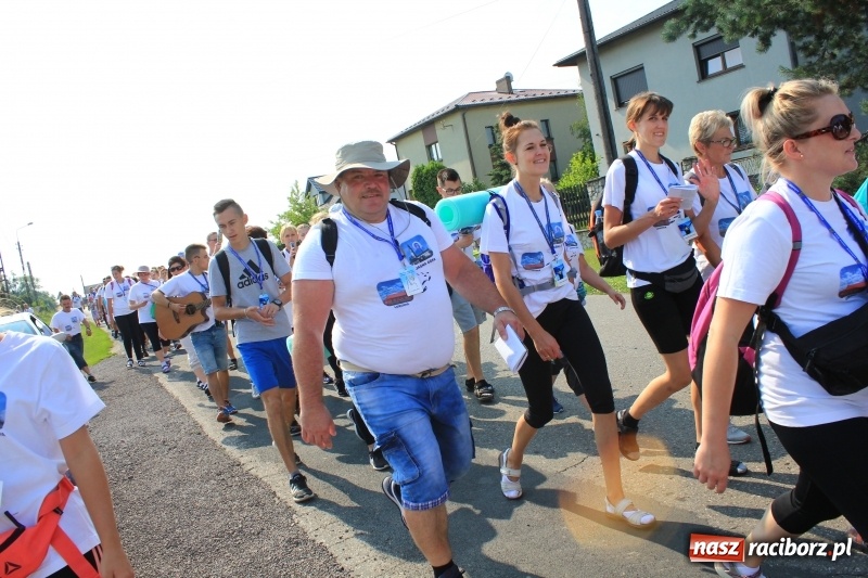 Zdjęcie w galerii na portalu naszraciborz.pl: 228 pielgrzymów wyruszyło dziś w drogę z Lubomi na Jasną Górę wiadomości z regionu