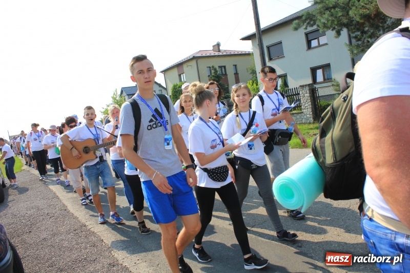 Zdjęcie w galerii na portalu naszraciborz.pl: 228 pielgrzymów wyruszyło dziś w drogę z Lubomi na Jasną Górę wiadomości z regionu