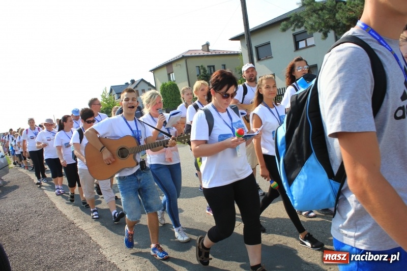 Zdjęcie w galerii na portalu naszraciborz.pl: 228 pielgrzymów wyruszyło dziś w drogę z Lubomi na Jasną Górę wiadomości z regionu