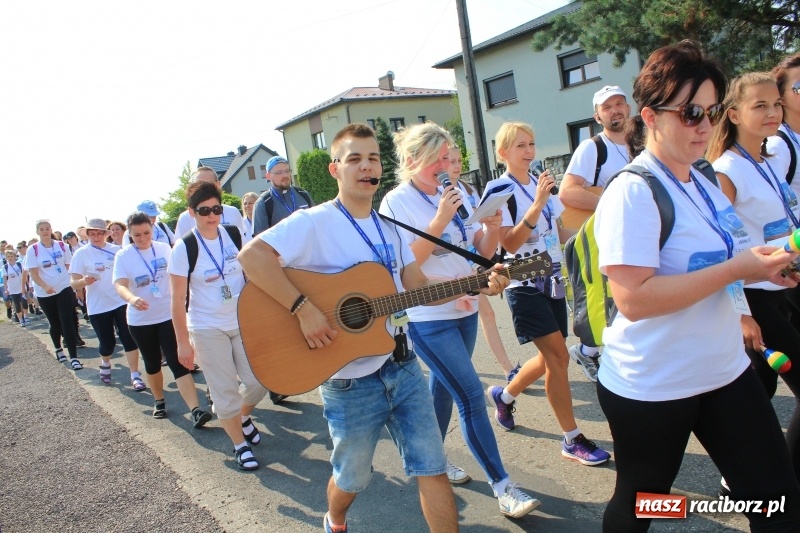 Zdjęcie w galerii na portalu naszraciborz.pl: 228 pielgrzymów wyruszyło dziś w drogę z Lubomi na Jasną Górę wiadomości z regionu