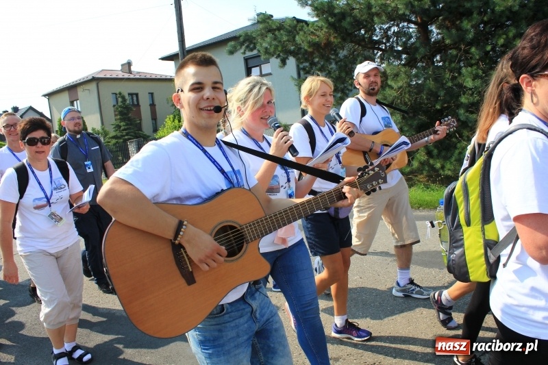 Zdjęcie w galerii na portalu naszraciborz.pl: 228 pielgrzymów wyruszyło dziś w drogę z Lubomi na Jasną Górę wiadomości z regionu