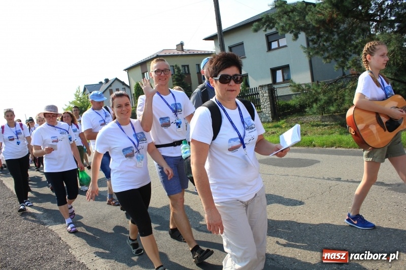 Zdjęcie w galerii na portalu naszraciborz.pl: 228 pielgrzymów wyruszyło dziś w drogę z Lubomi na Jasną Górę wiadomości z regionu