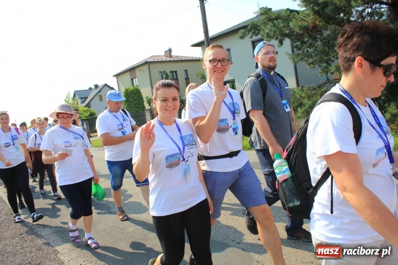 Zdjęcie w galerii na portalu naszraciborz.pl: 228 pielgrzymów wyruszyło dziś w drogę z Lubomi na Jasną Górę wiadomości z regionu