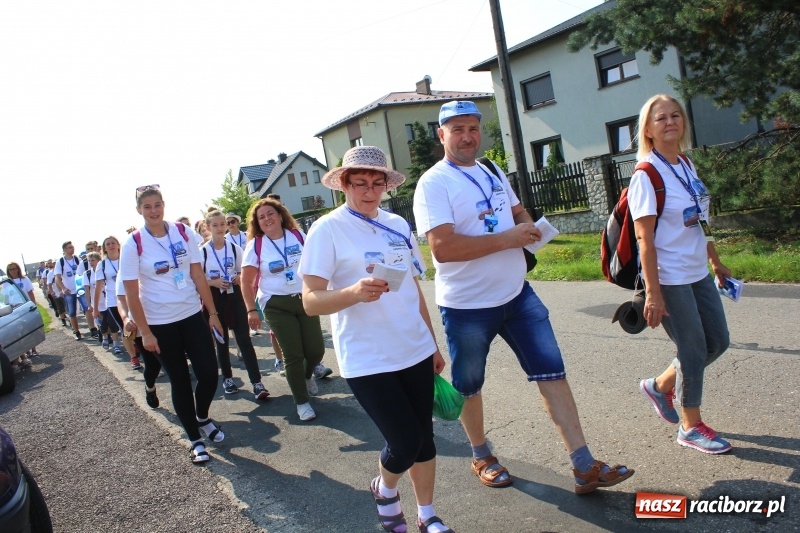 Zdjęcie w galerii na portalu naszraciborz.pl: 228 pielgrzymów wyruszyło dziś w drogę z Lubomi na Jasną Górę wiadomości z regionu
