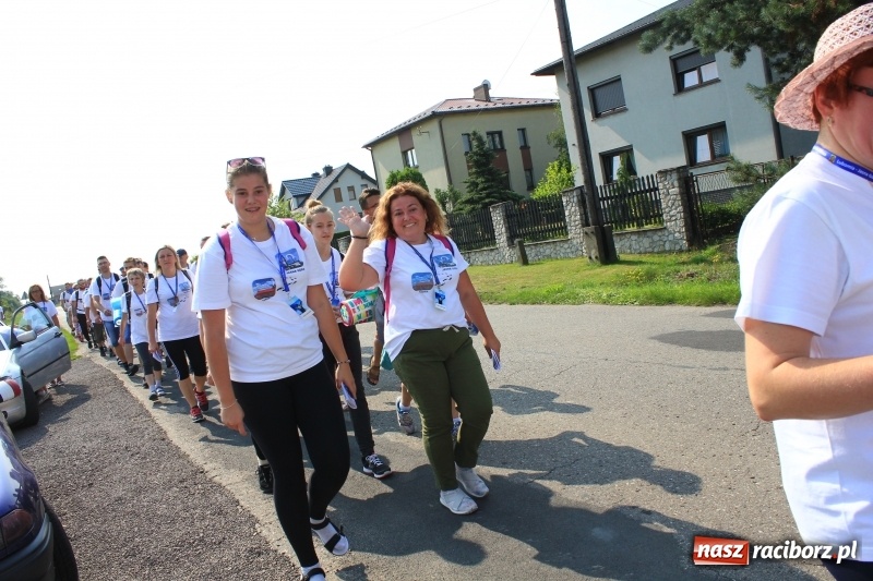 Zdjęcie w galerii na portalu naszraciborz.pl: 228 pielgrzymów wyruszyło dziś w drogę z Lubomi na Jasną Górę wiadomości z regionu