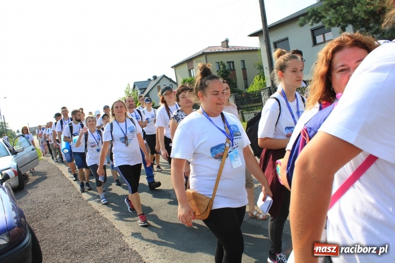 Zdjęcie w galerii na portalu naszraciborz.pl: 228 pielgrzymów wyruszyło dziś w drogę z Lubomi na Jasną Górę wiadomości z regionu
