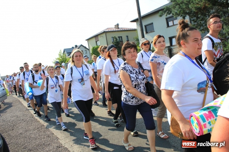 Zdjęcie w galerii na portalu naszraciborz.pl: 228 pielgrzymów wyruszyło dziś w drogę z Lubomi na Jasną Górę wiadomości z regionu