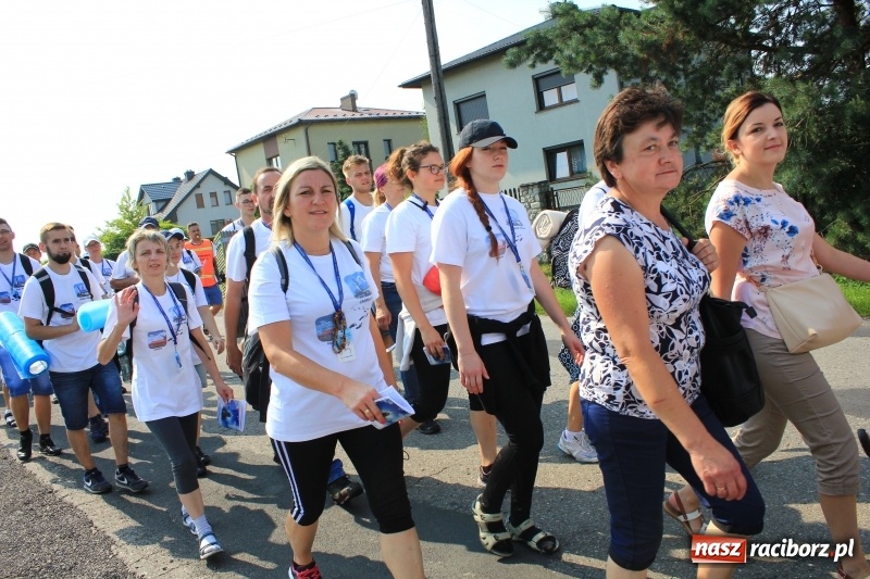 Zdjęcie w galerii na portalu naszraciborz.pl: 228 pielgrzymów wyruszyło dziś w drogę z Lubomi na Jasną Górę wiadomości z regionu