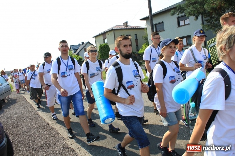 Zdjęcie w galerii na portalu naszraciborz.pl: 228 pielgrzymów wyruszyło dziś w drogę z Lubomi na Jasną Górę wiadomości z regionu