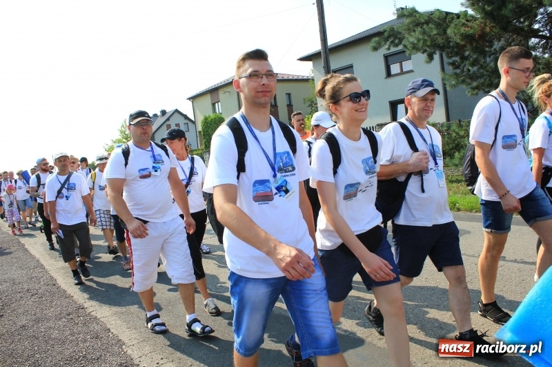 Zdjęcie w galerii na portalu naszraciborz.pl: 228 pielgrzymów wyruszyło dziś w drogę z Lubomi na Jasną Górę wiadomości z regionu