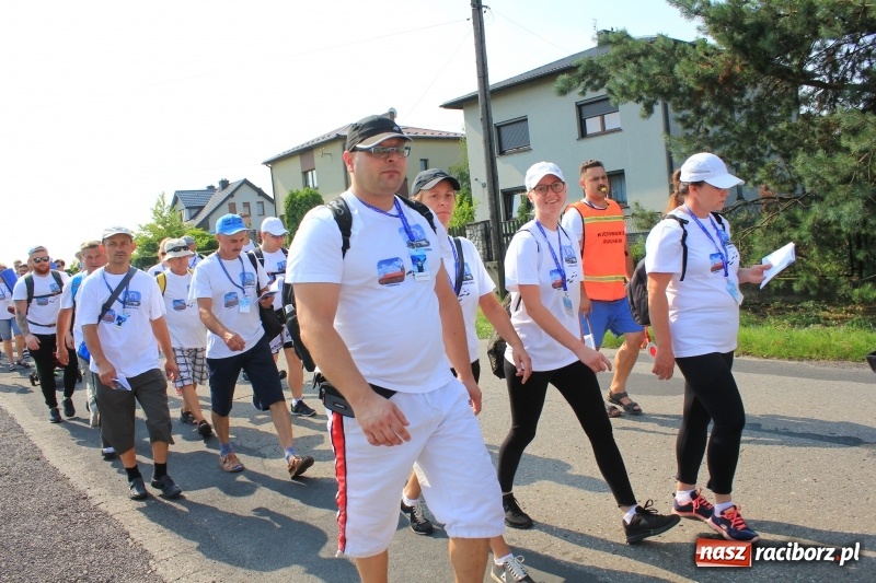 Zdjęcie w galerii na portalu naszraciborz.pl: 228 pielgrzymów wyruszyło dziś w drogę z Lubomi na Jasną Górę wiadomości z regionu
