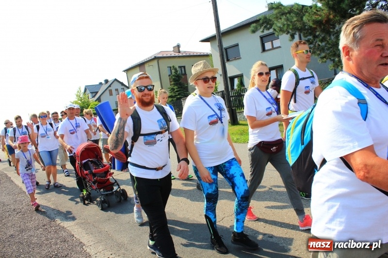 Zdjęcie w galerii na portalu naszraciborz.pl: 228 pielgrzymów wyruszyło dziś w drogę z Lubomi na Jasną Górę wiadomości z regionu