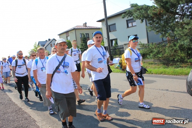 Zdjęcie w galerii na portalu naszraciborz.pl: 228 pielgrzymów wyruszyło dziś w drogę z Lubomi na Jasną Górę wiadomości z regionu