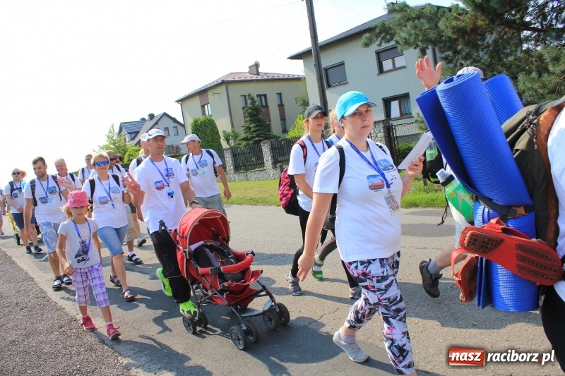 Zdjęcie w galerii na portalu naszraciborz.pl: 228 pielgrzymów wyruszyło dziś w drogę z Lubomi na Jasną Górę wiadomości z regionu