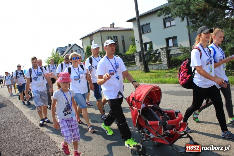 Zdjęcie w galerii na portalu naszraciborz.pl: 228 pielgrzymów wyruszyło dziś w drogę z Lubomi na Jasną Górę wiadomości z regionu