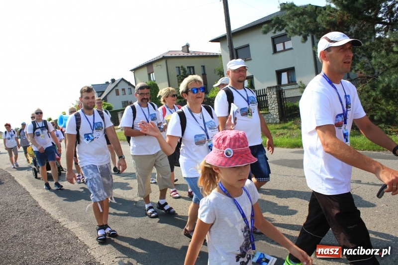 Zdjęcie w galerii na portalu naszraciborz.pl: 228 pielgrzymów wyruszyło dziś w drogę z Lubomi na Jasną Górę wiadomości z regionu