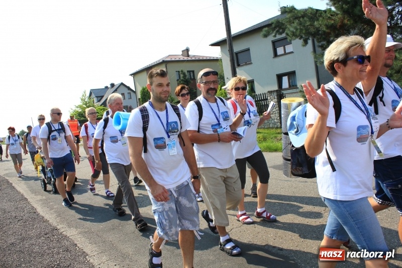 Zdjęcie w galerii na portalu naszraciborz.pl: 228 pielgrzymów wyruszyło dziś w drogę z Lubomi na Jasną Górę wiadomości z regionu