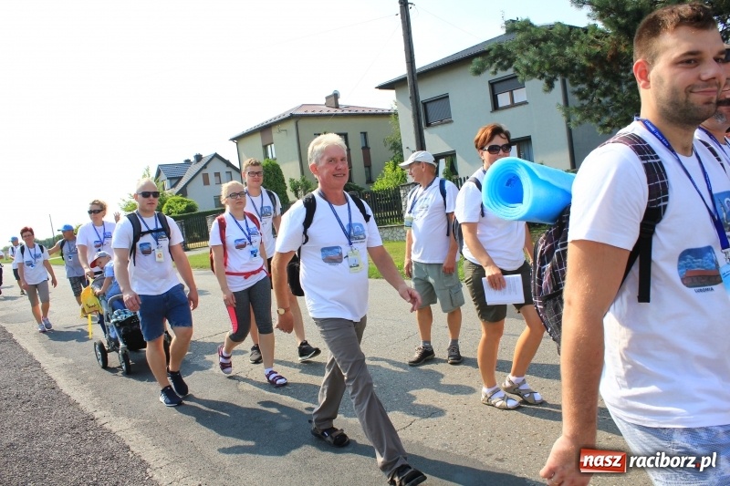 Zdjęcie w galerii na portalu naszraciborz.pl: 228 pielgrzymów wyruszyło dziś w drogę z Lubomi na Jasną Górę wiadomości z regionu