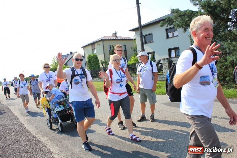 Zdjęcie w galerii na portalu naszraciborz.pl: 228 pielgrzymów wyruszyło dziś w drogę z Lubomi na Jasną Górę wiadomości z regionu