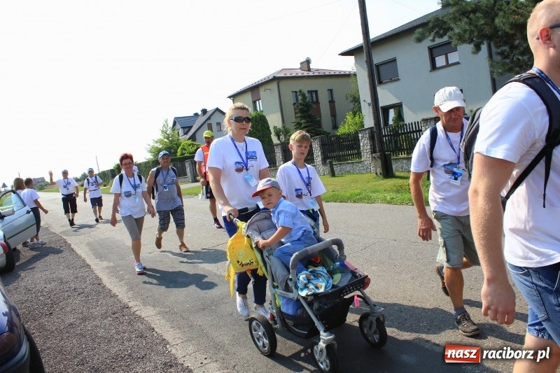 Zdjęcie w galerii na portalu naszraciborz.pl: 228 pielgrzymów wyruszyło dziś w drogę z Lubomi na Jasną Górę wiadomości z regionu